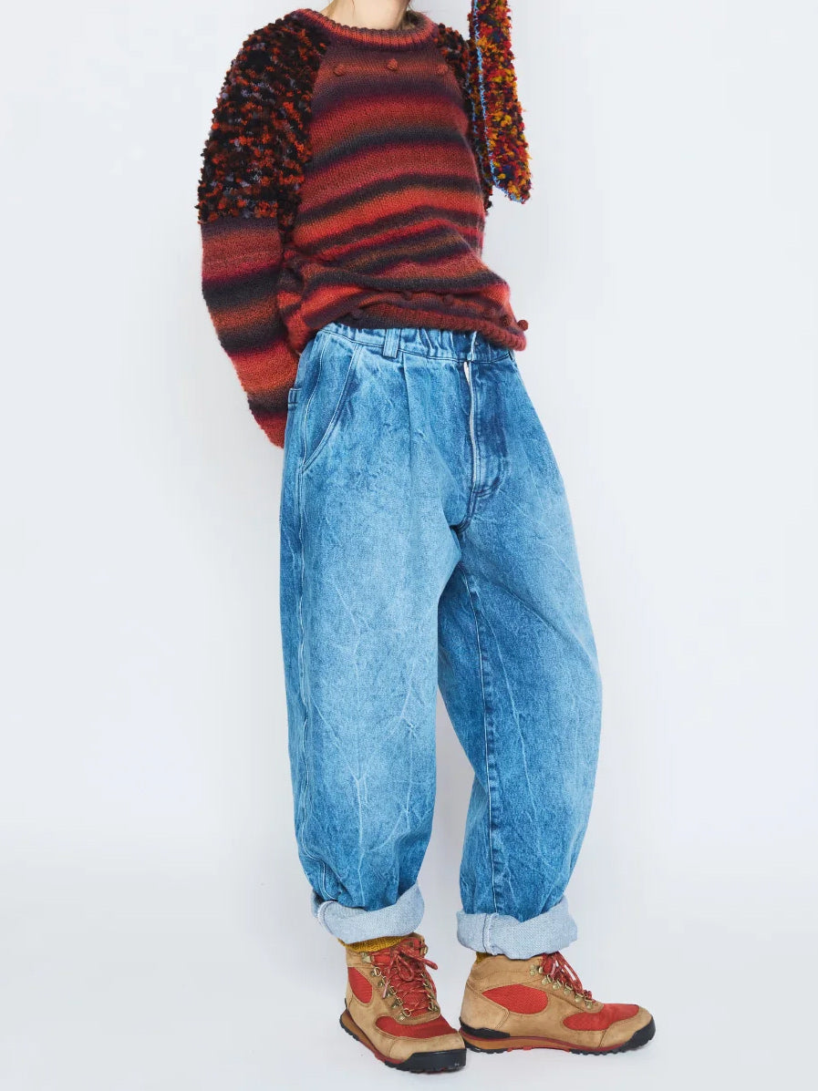 Anntian Women Jeans in Jeans Stonewash worn from a three-quarter angle, showing the high-rise waist, curved front pockets and voluminous tapered legs.