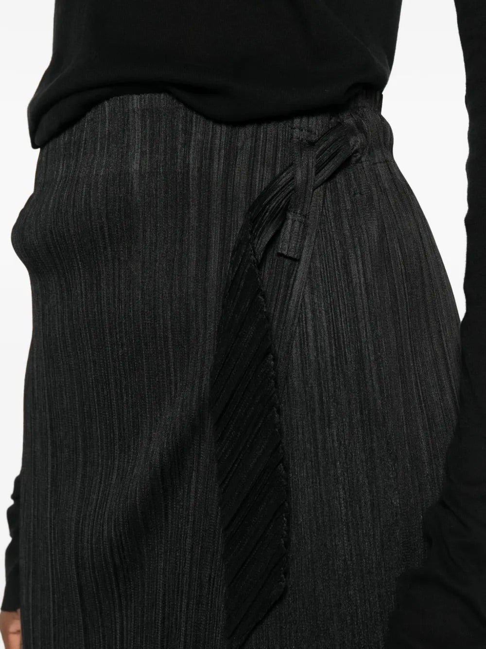 Close-up of pleated wrap detail and belt on the February SS26 Facade Pants in Black – Issey Miyake Pleats Please