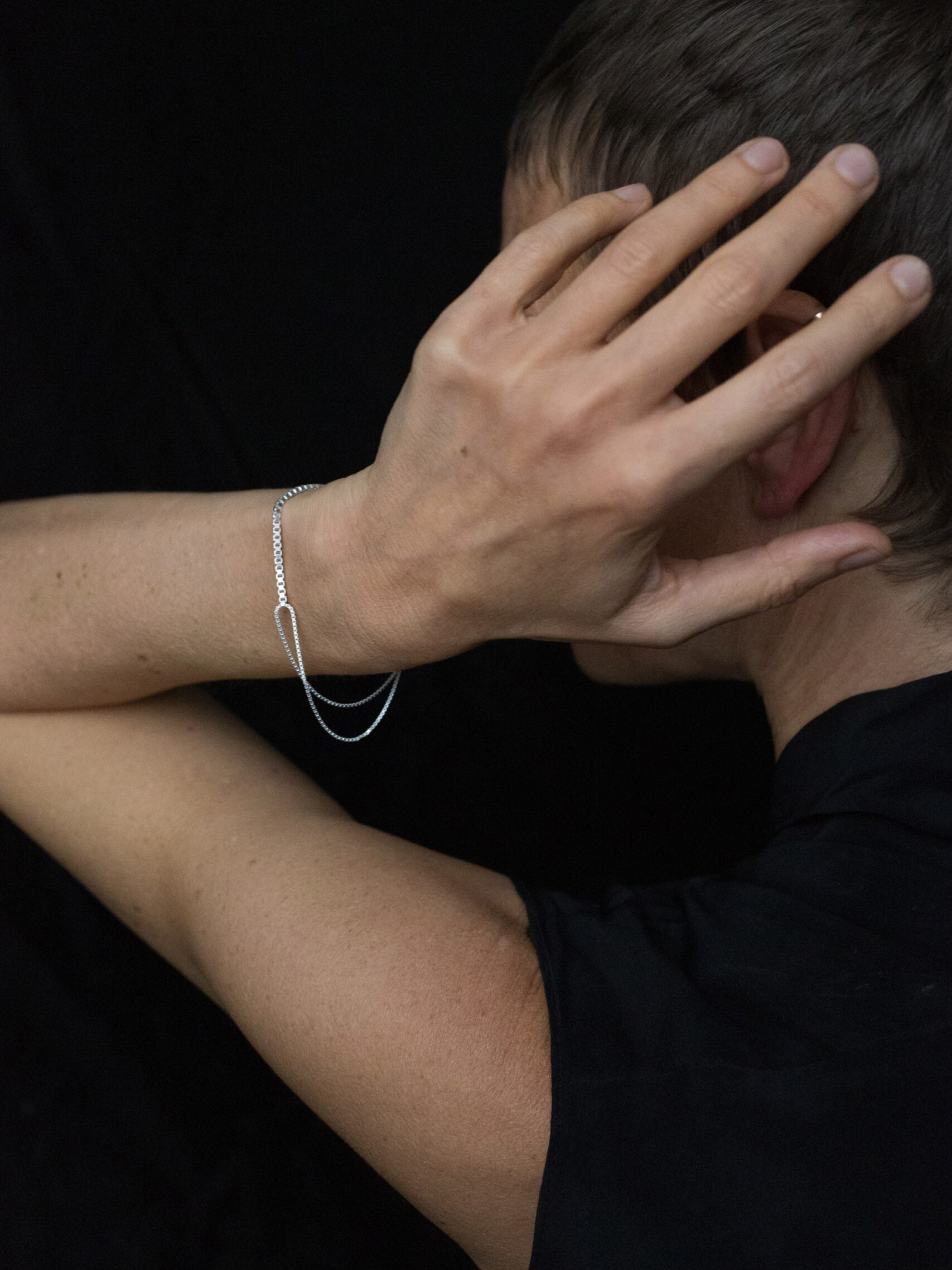 Model wearing the Fringe Mixed Bracelet in Silver from the Saskia Diez Spring Summer 2026 collection on the hand, showing the contrast between the two box-chain thicknesses.