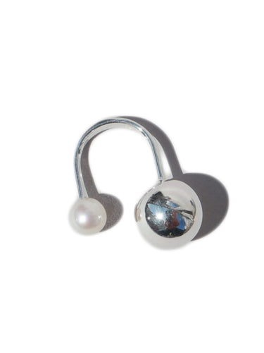 Packshot of the Sling Ring No2 in Silver/Pearl from the Saskia Diez Spring Summer 2026 collection, showing the open adjustable ring with two smooth spheres in silver and pearl, measuring 10 mm and 15 mm.