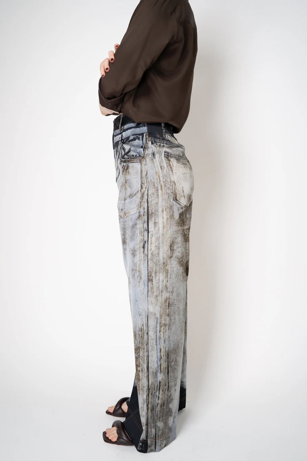 Close-up of waistband, button closure and orange topstitching on Annette Görtz Cairo trousers