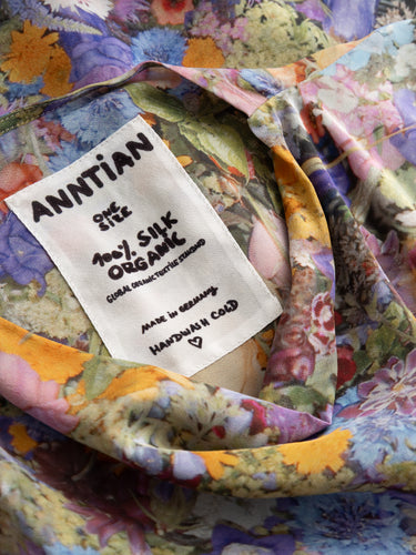 Asym Top in Print G by Anntian, closeup of GOTS-certified organic silk care label, handmade in Germany, Spring/Summer 2026
