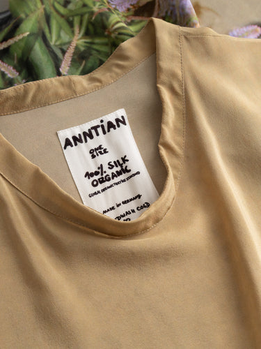 Big Shirt in Print B by Anntian, closeup of GOTS-certified organic silk care label and crew neckline, handmade in Germany, Spring/Summer 2026