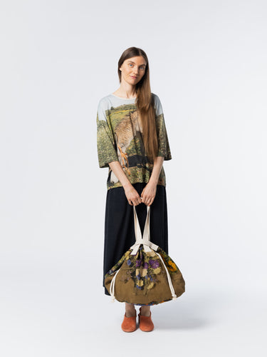 Front view of model wearing the Anntian T-Shirt in Print KL, a loose-fit t-shirt featuring a print of a donkey on a grass field, with a round neck and short sleeves