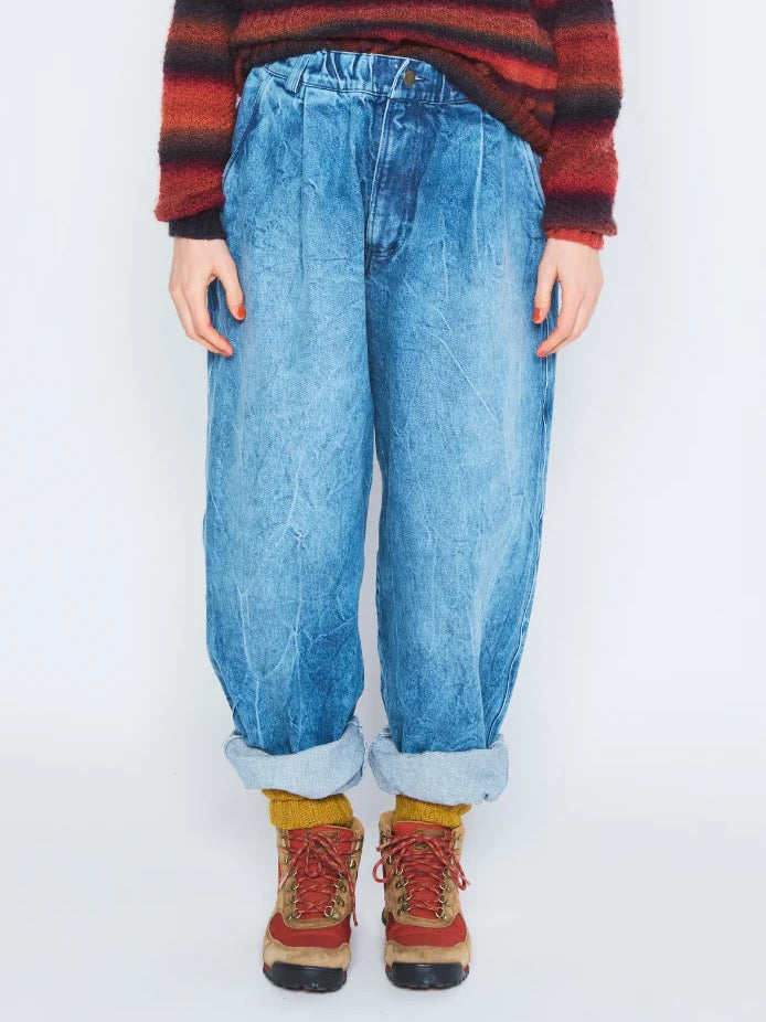 Anntian Women Jeans in Jeans Stonewash worn from the front with rolled cuffs, showing the relaxed fit and stonewashed denim finish.