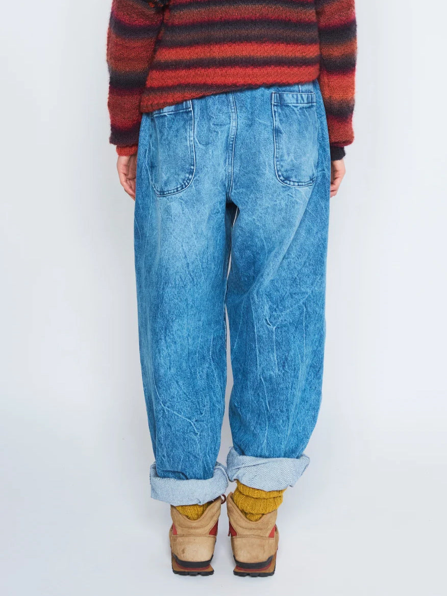 Back view of Anntian Women Jeans in Jeans Stonewash worn with rolled cuffs, showing two patch pockets and the relaxed tapered shape.