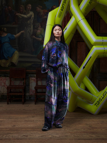 Model wearing the Henrik Vibskov Flat Shirt in Foxes, front view. The model is 167 cm and wears size S, showing the round collar, abstract fox pattern, and cropped elastic hem with drawstring.
