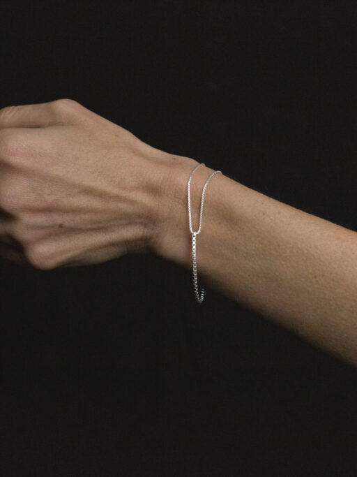 Model wearing the Fringe Mixed Bracelet in Silver from the Saskia Diez Spring Summer 2026 collection on the hand, showing the sleek recycled-silver box chain with two different thicknesses.