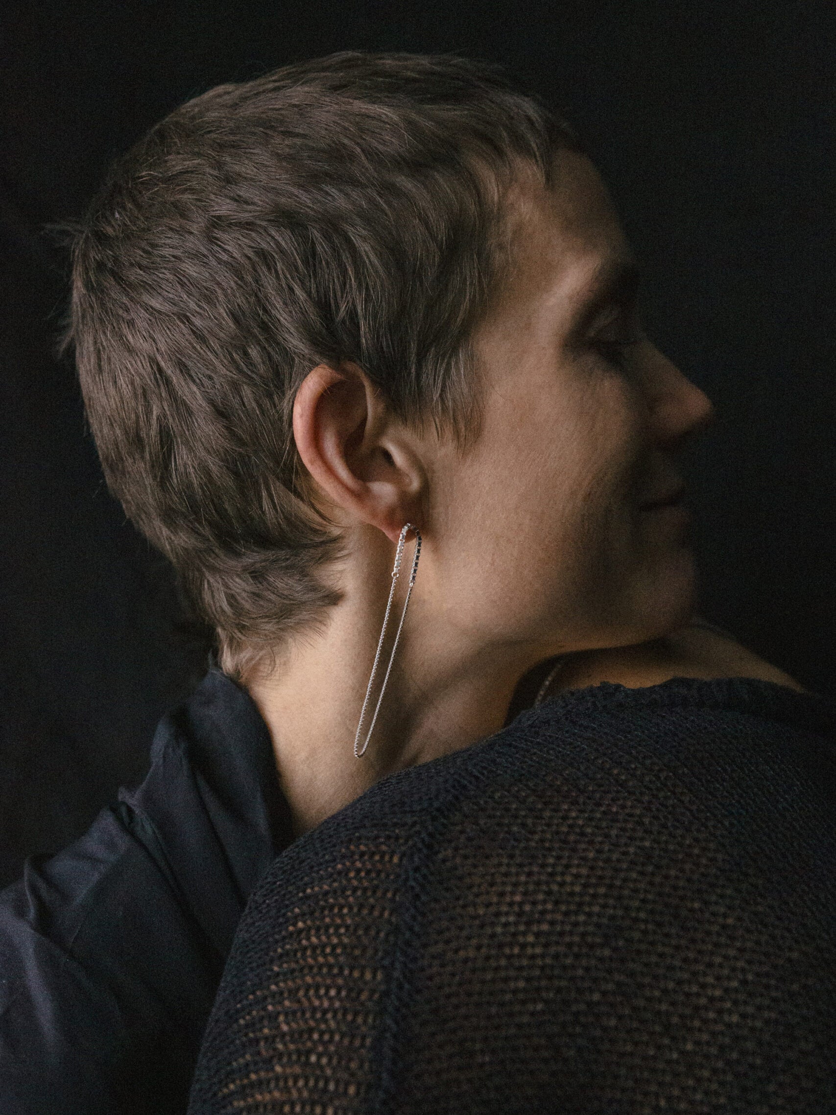 Model wearing the Fringe Mixed Earrings Loop in Silver from the Saskia Diez Spring Summer 2026 collection, highlighting the delicate recycled-silver box chain loops with two different thicknesses.