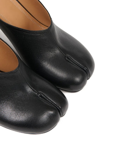 Close-up diagonal front detail of the Maison Margiela Tabi Pump Mules H60 in Black, showcasing the split-toe design, leather texture, and clean lines of the upper.
